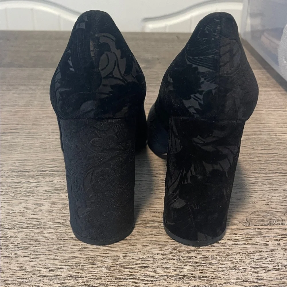 Pour La Victoire Black Floral Pointed Toe Pumps